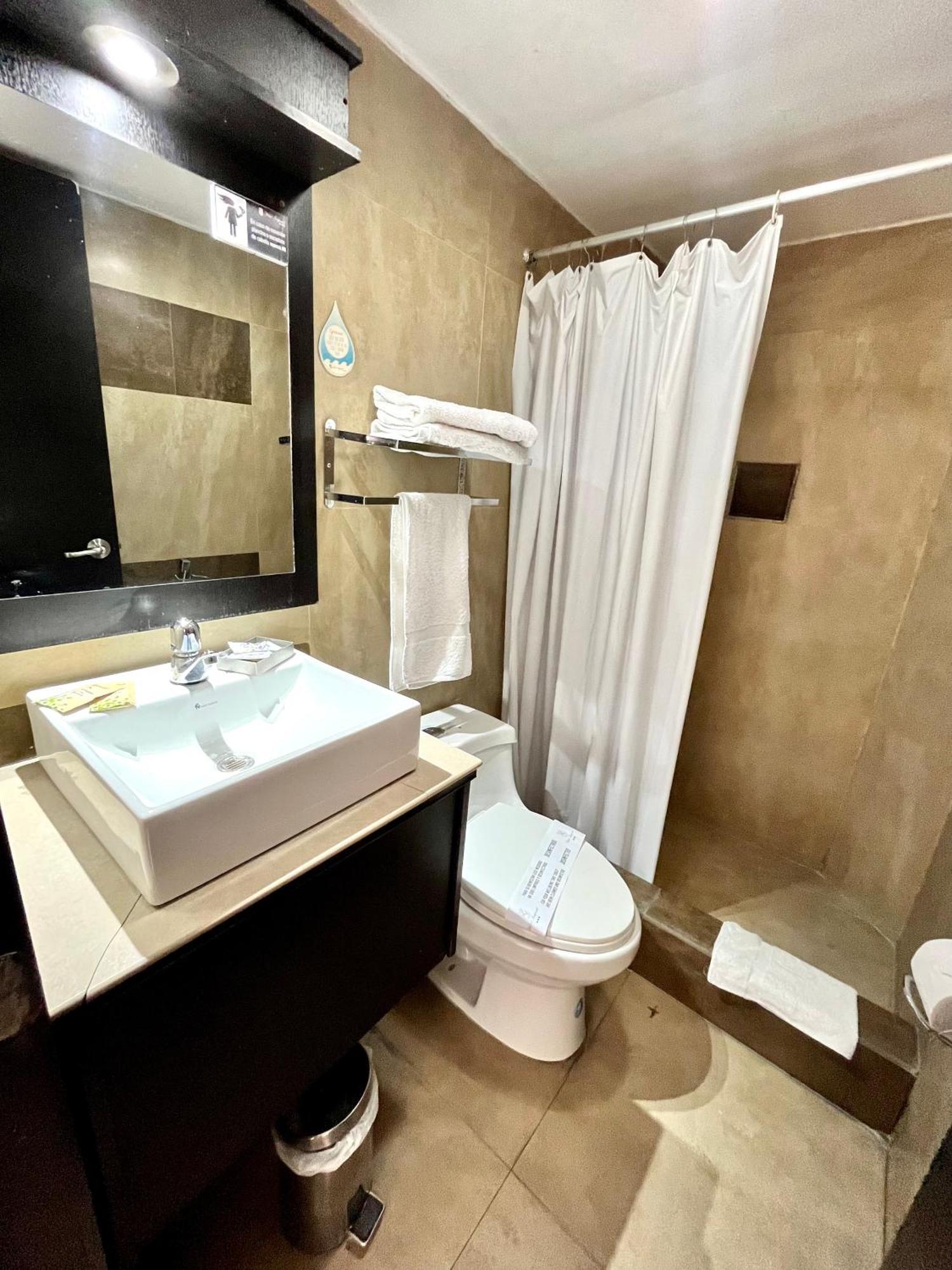 Hotel Imperial Амбато Екстериор снимка